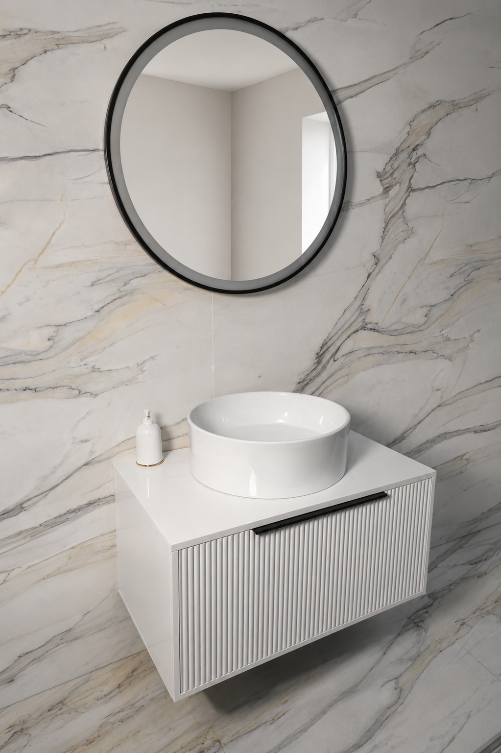 Mobilje banjoje e varur e bardhë me front të vijëzuar dhe lavaman countertop - Figura 5