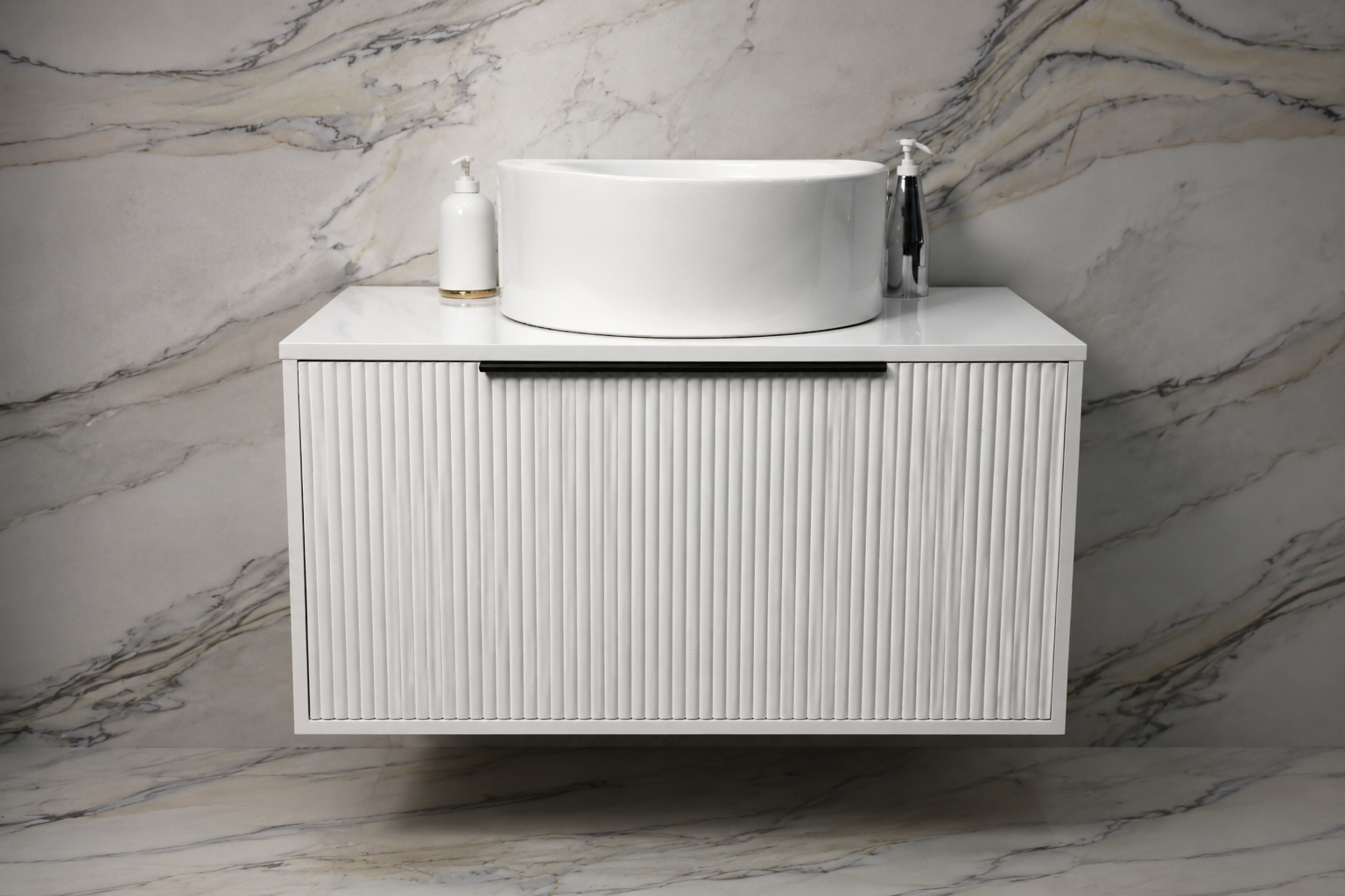 Mobilje banjoje e varur e bardhë me front të vijëzuar dhe lavaman countertop - Figura 2