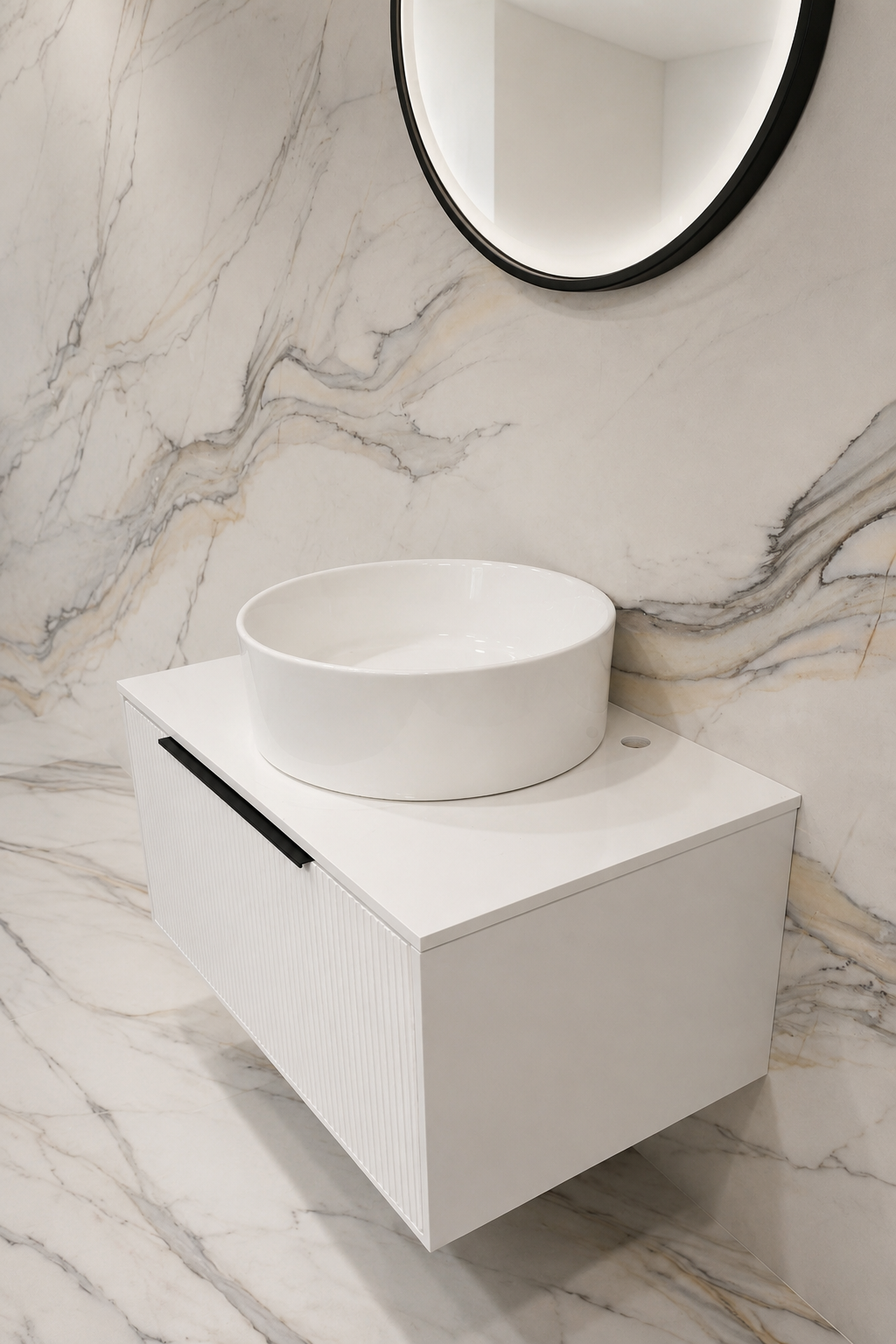 Mobilje banjoje e varur e bardhë me front të vijëzuar dhe lavaman countertop - Figura 4