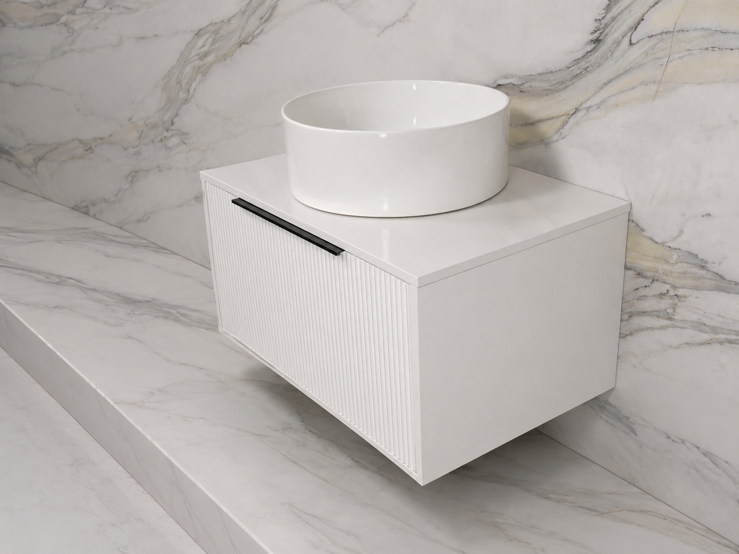 Mobilje banjoje e varur e bardhë me front të vijëzuar dhe lavaman countertop - Figura 7