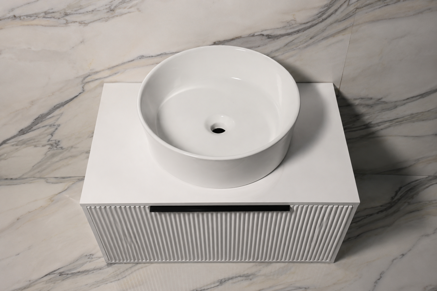 Mobilje banjoje e varur e bardhë me front të vijëzuar dhe lavaman countertop - Figura 8